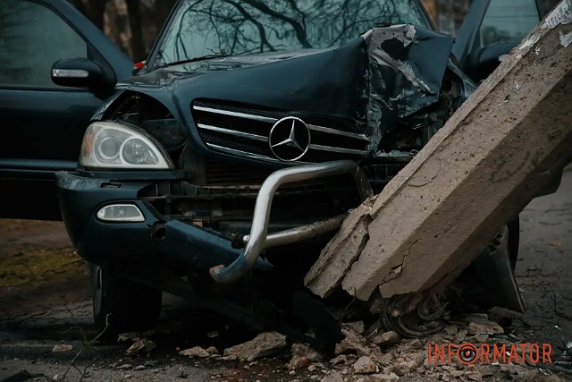 Видео момента: в Днепре Mercedes насмерть сбил женщину на тротуаре и влетел в бетонный столб