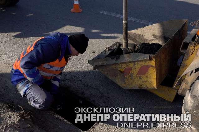В Днепре на Донецком шоссе проводят комплексные работы по восстановлению дождеприемной сети