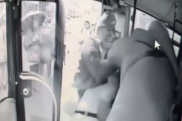 В Днепре пожилой пассажир подрался с водителем автобуса №88: видео момента