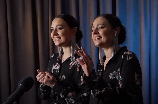 Сестры-близнецы из Днепра поют китайские песни для украинцев