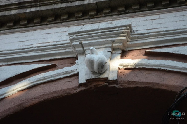 В Днепре на фасад  исторического здания вернули фаллический символ