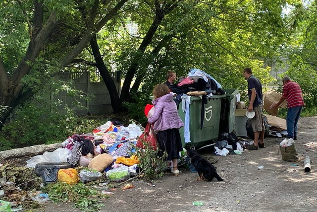 На Луговской возле мусорных баков появилась свалка: мусор не вывозят по 10 дней