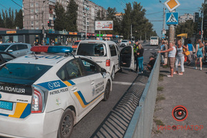 В Днепре на Калиновой велосипедист врезался в Volkswagen: мужчину забрала скорая