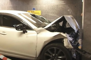 У Кривому Розі Mazda залетіла у пішохідний перехід: відео моменту
